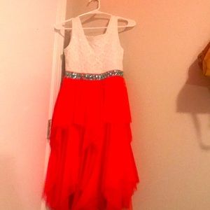 Nice rate dress and size is 16